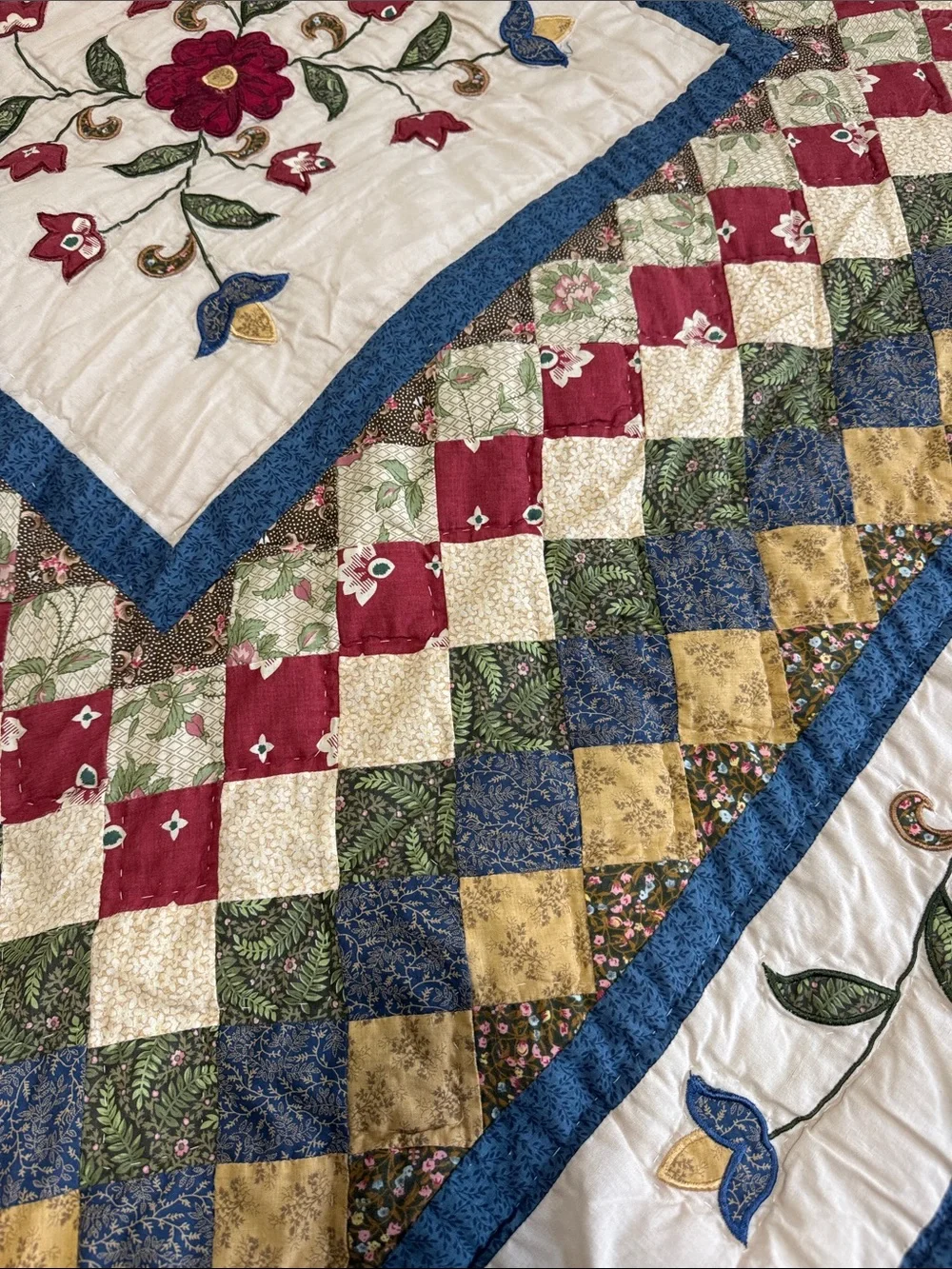 HANDMADE FLORAL VINTAGE-Inspired Patchwork Quilt - euc